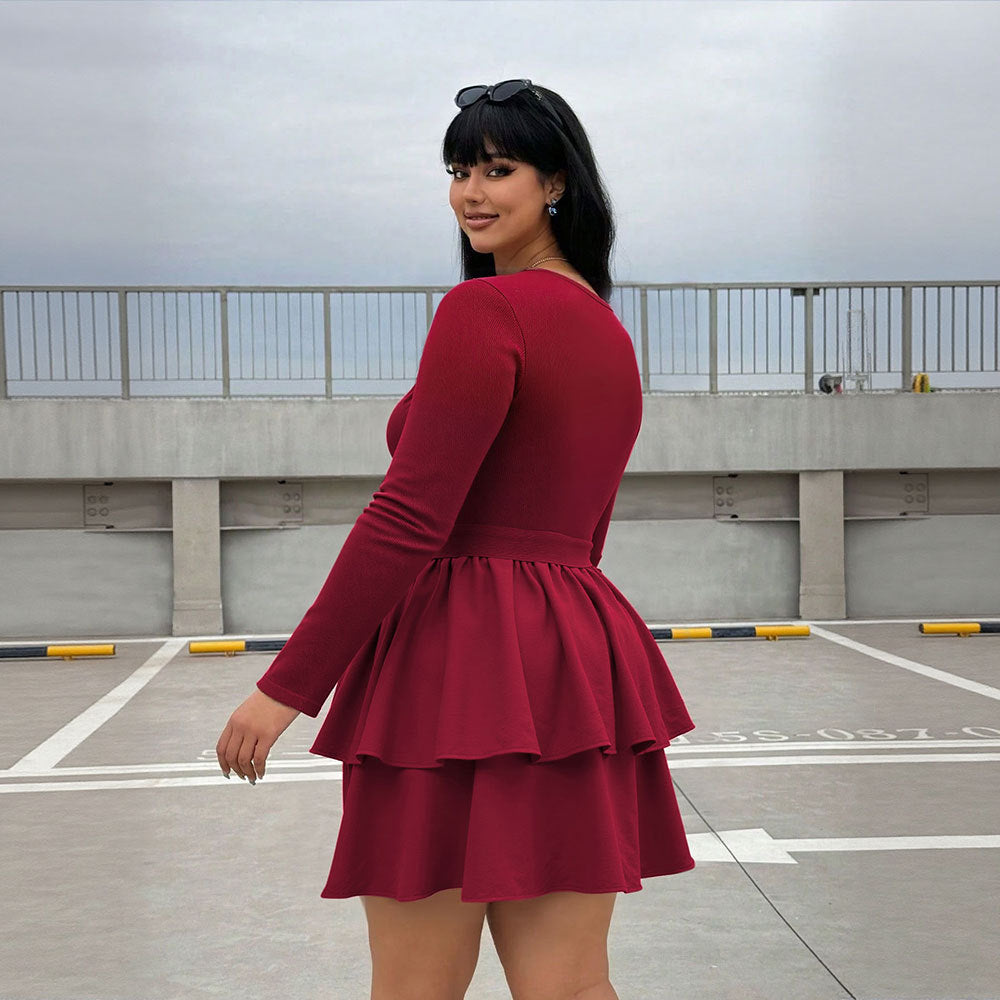 Robe mini femme avec encolure carrée et ceinture à volants Chic & Stil