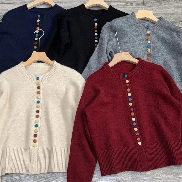 Cardigan pour femmes avec des détails de boutons colorés et une coupe décontractée Chic & Stil