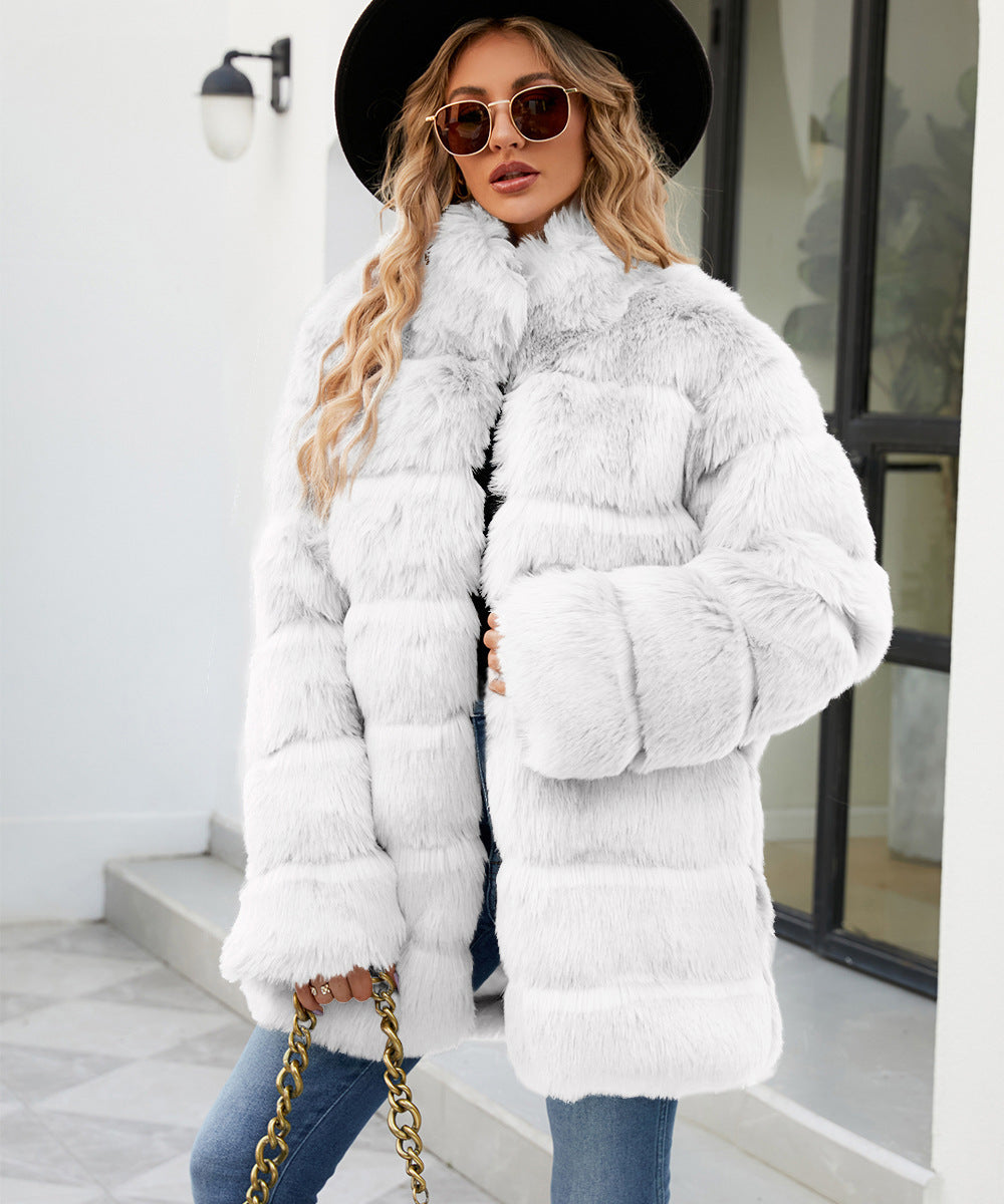 Ladies parka in comfortable faux fur with wide collar and soft details Lune London
