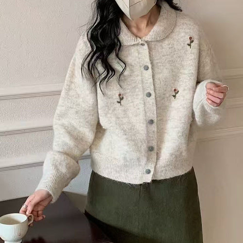 Comfortable knitted jacket for women with floral design and button closure Lune London