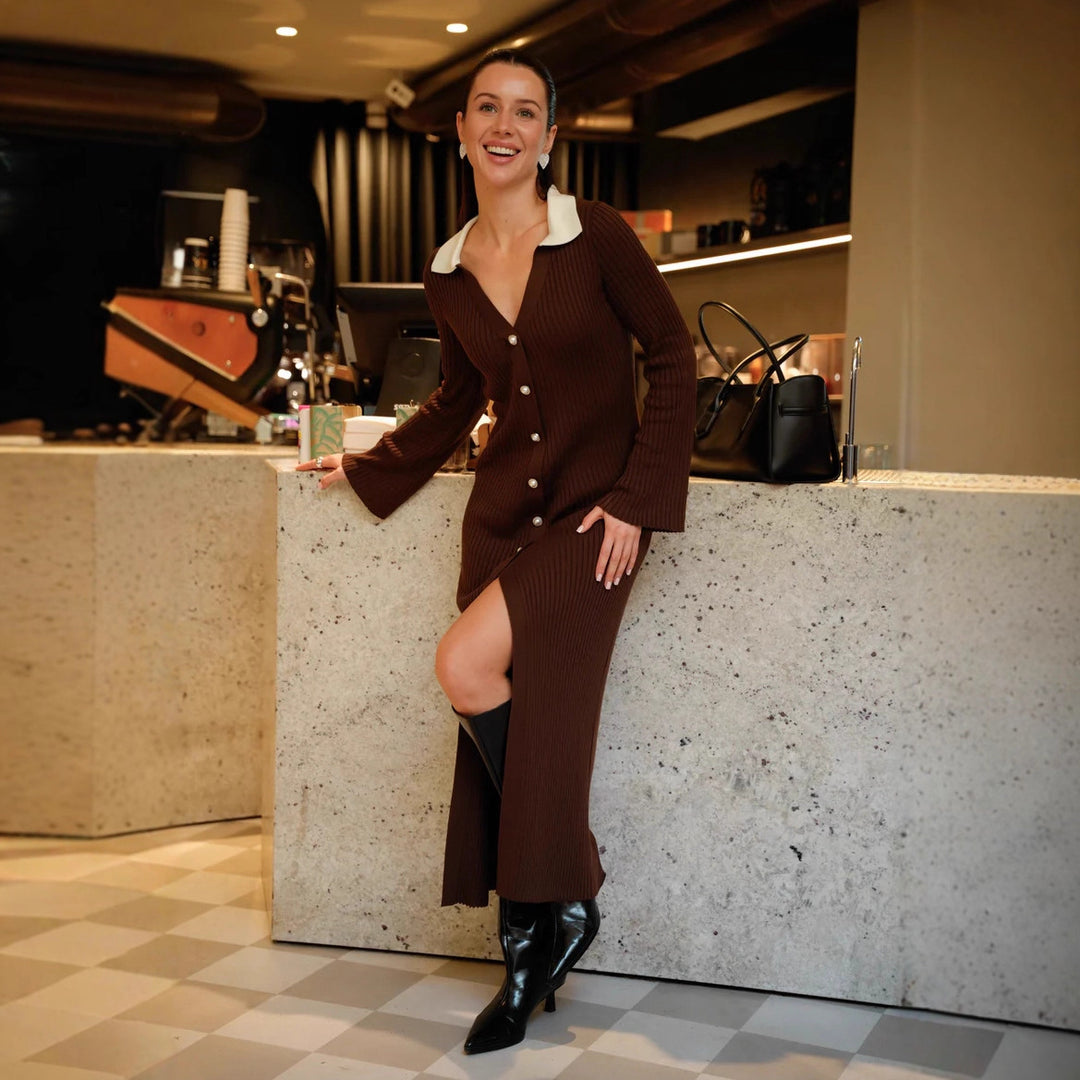 Robe en tricot pour femmes avec un élégant décolleté en V et de luxueux détails en boutons Chic & Stil