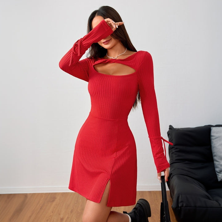 Robe mini moulante pour femme avec des manches longues et un décolleté échancré Chic & Stil
