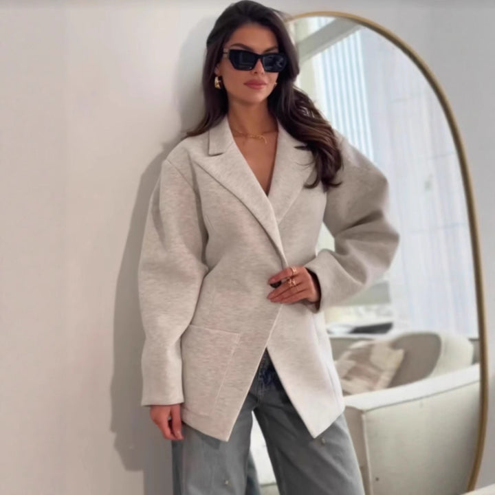 Modern jacket for women with an oversized fit and pockets Lune London