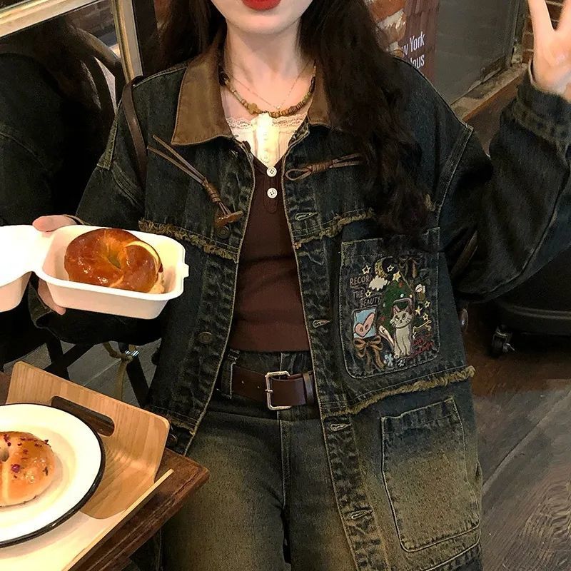Veste en denim décontractée pour femmes avec des motifs de broderie uniques Chic & Stil