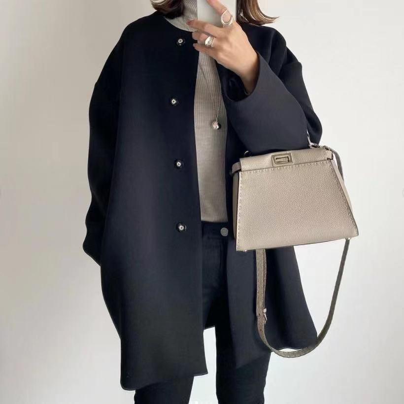 Luxurious wool coat for women with button closure and loose fit Lune London