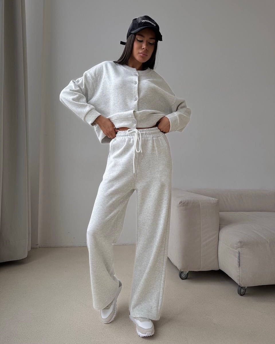 Comfortable lounge set for women with button details and elastic cuffs Lune London
