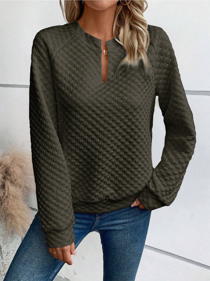 Sweat-shirt pour femmes avec design matelassé texturé et décolleté à la mode Chic & Stil
