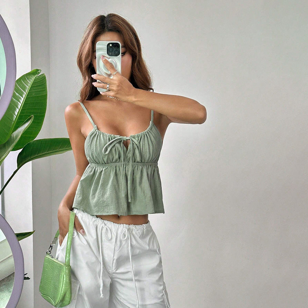 Short top for women with a loose fit and decorative laced detail Chic & Stil