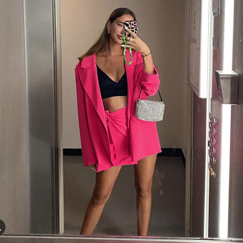Casual oversized blazer for women with a modern cut and chic elegant details