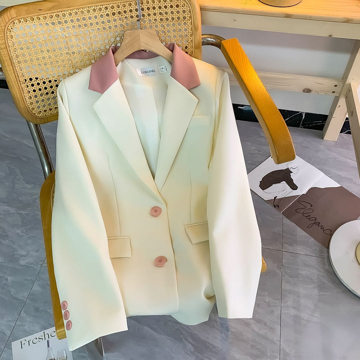 Blazer féminin stylé avec col élégant et détails de boutons spéciaux Chic & Stil