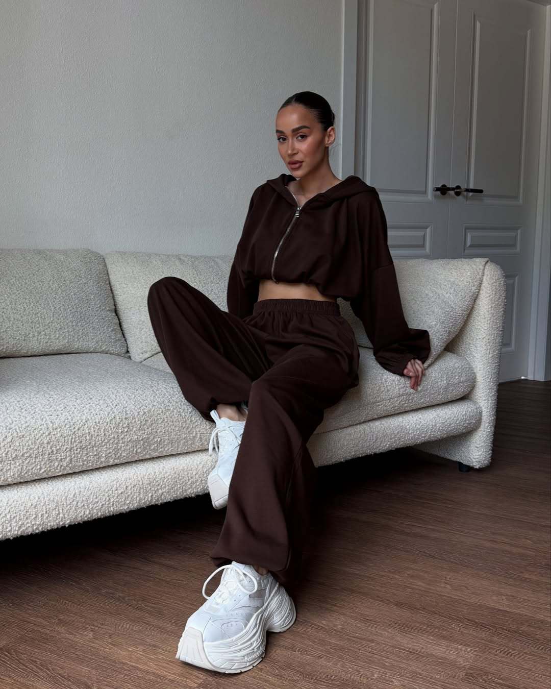 Ensemble de sweat à capuche court et de pantalon de jogging ample pour femmes Chic & Stil