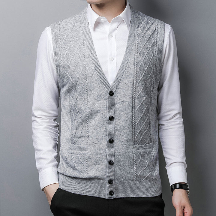 Elegant knitted vest for men with diamond pattern and practical pockets Lune London