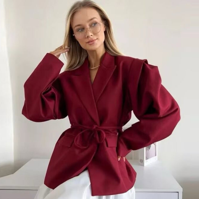 Veste blazer élégante pour femmes avec coupe ajustée et ceinture à nouer Chic & Stil