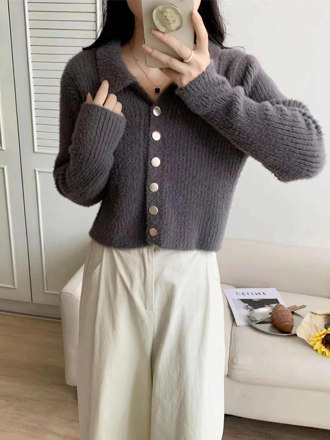 Cardigan court stylé pour femmes avec détails de boutons et décolleté en V