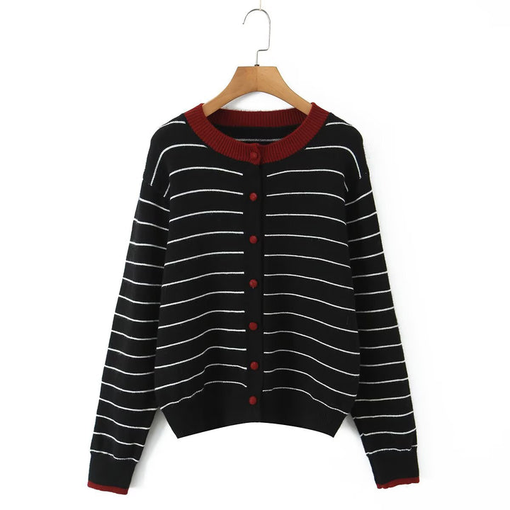 Cardigan rayé pour femmes avec encolure ronde moderne et détails de boutons Chic & Stil