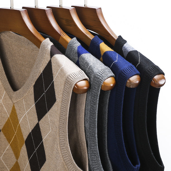 Men's classic knit V-neck sweater with diamond pattern Lune London