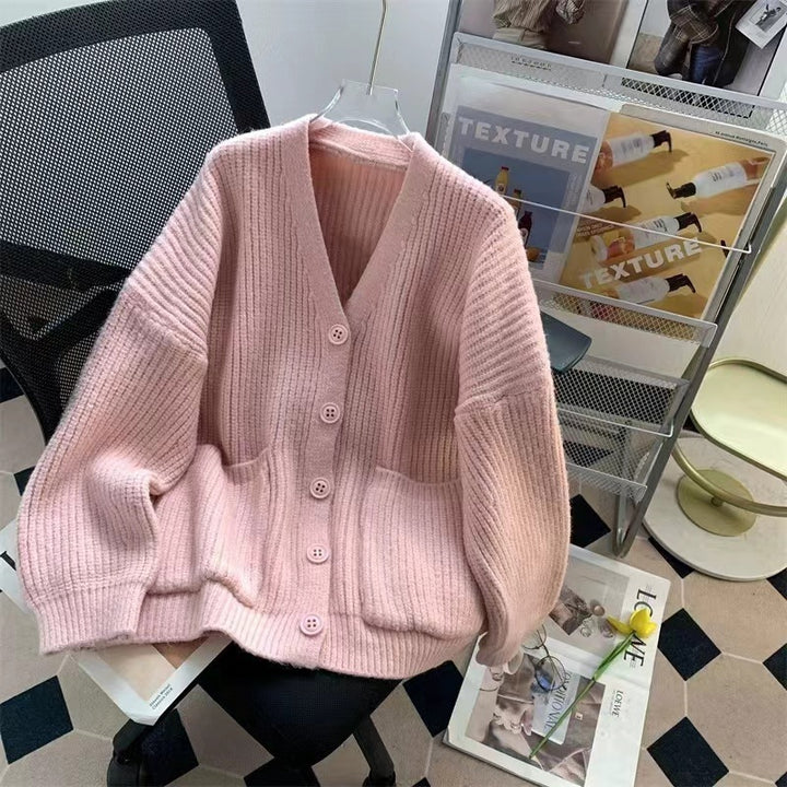 Cardigan féminin confortable avec décolleté en V profond et poches pratiques