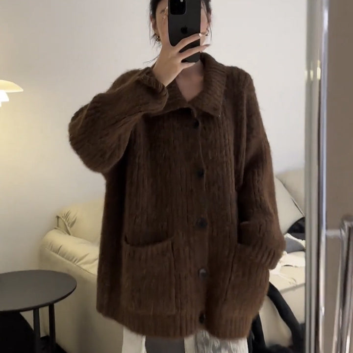Cardigan pour femmes avec décolleté en V profond et poches pratiques Chic & Stil