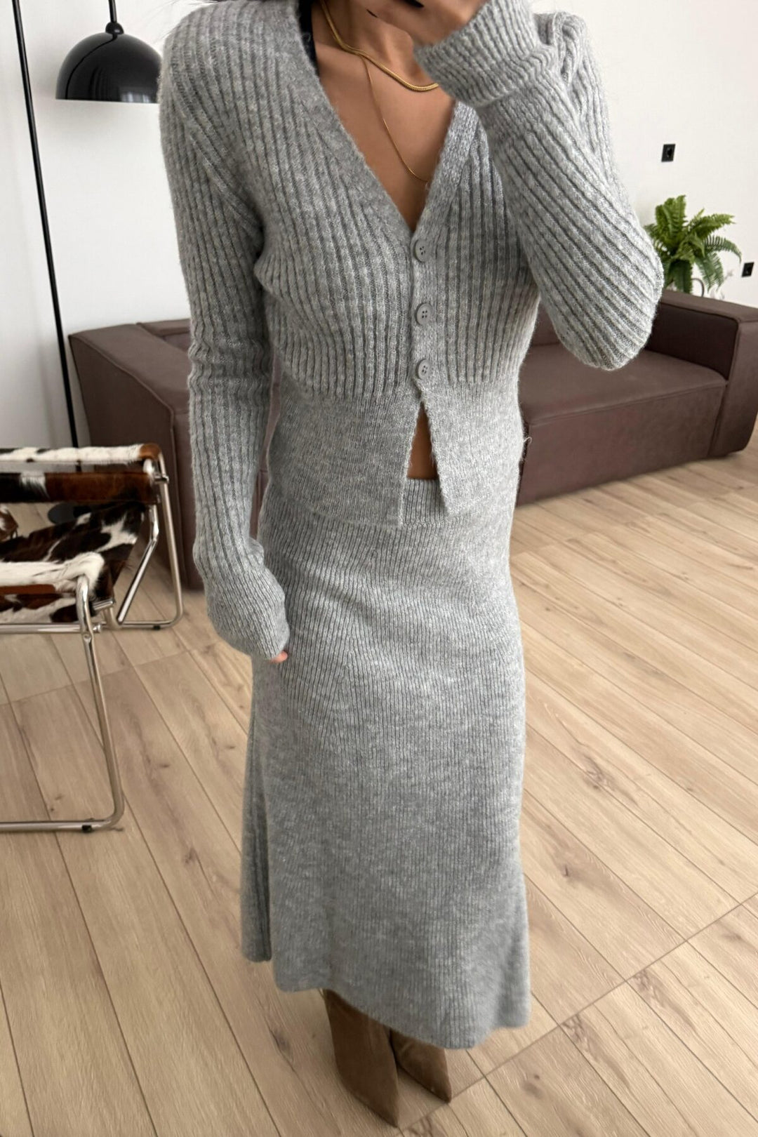 Robe en tricot pour femmes avec décolleté en V profond et détails de boutons Chic & Stil