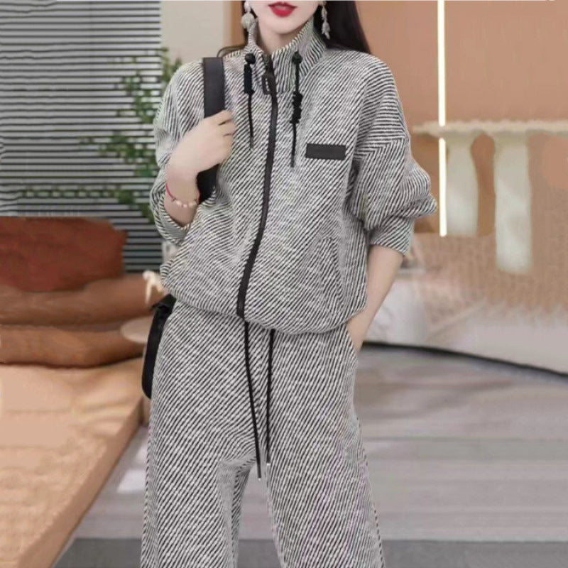 Women's cozy leisure set with practical zipper and high collar Chic & Stil