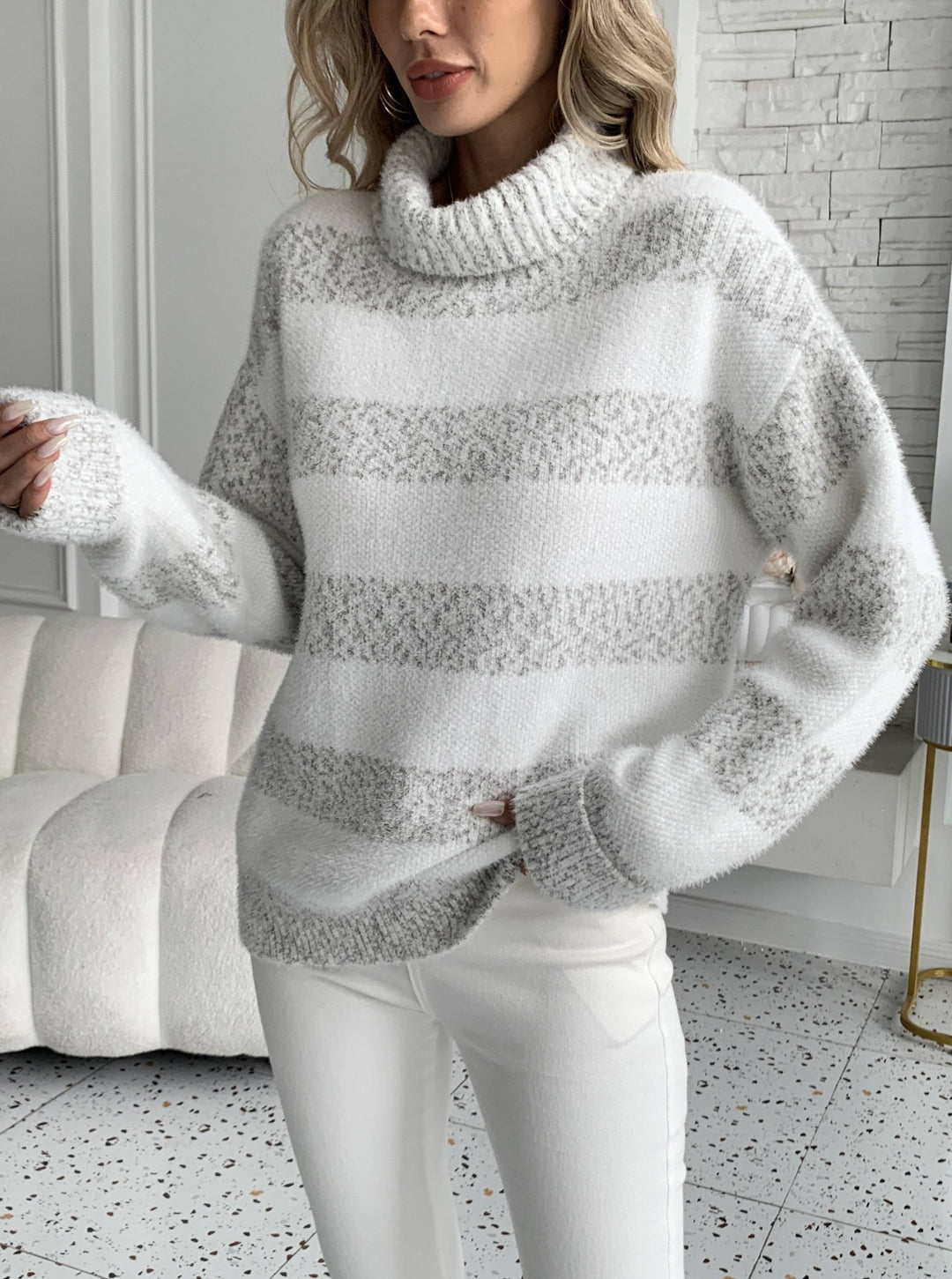 Pull féminin douillet avec col haut et design rayé Chic & Stil
