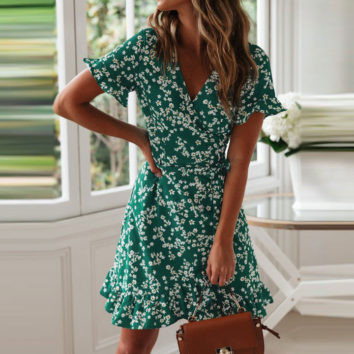 Robe portefeuille pour femme avec des ourlets froncés volumineux et un design floral Chic & Stil