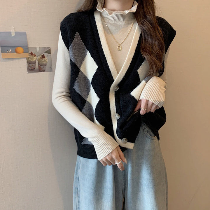 Knitted vest for women with diamond patterns and button details Lune London