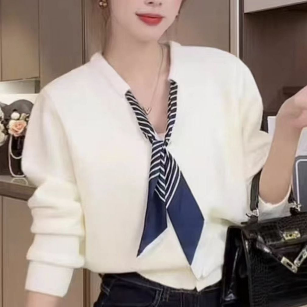 Pull élégant pour femmes avec écharpe à la mode Chic & Stil