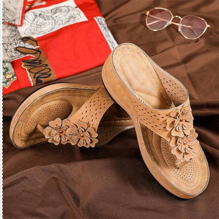Comfortable thong sandals for women with decorative floral appliqués and an ergonomic sole Lune London
