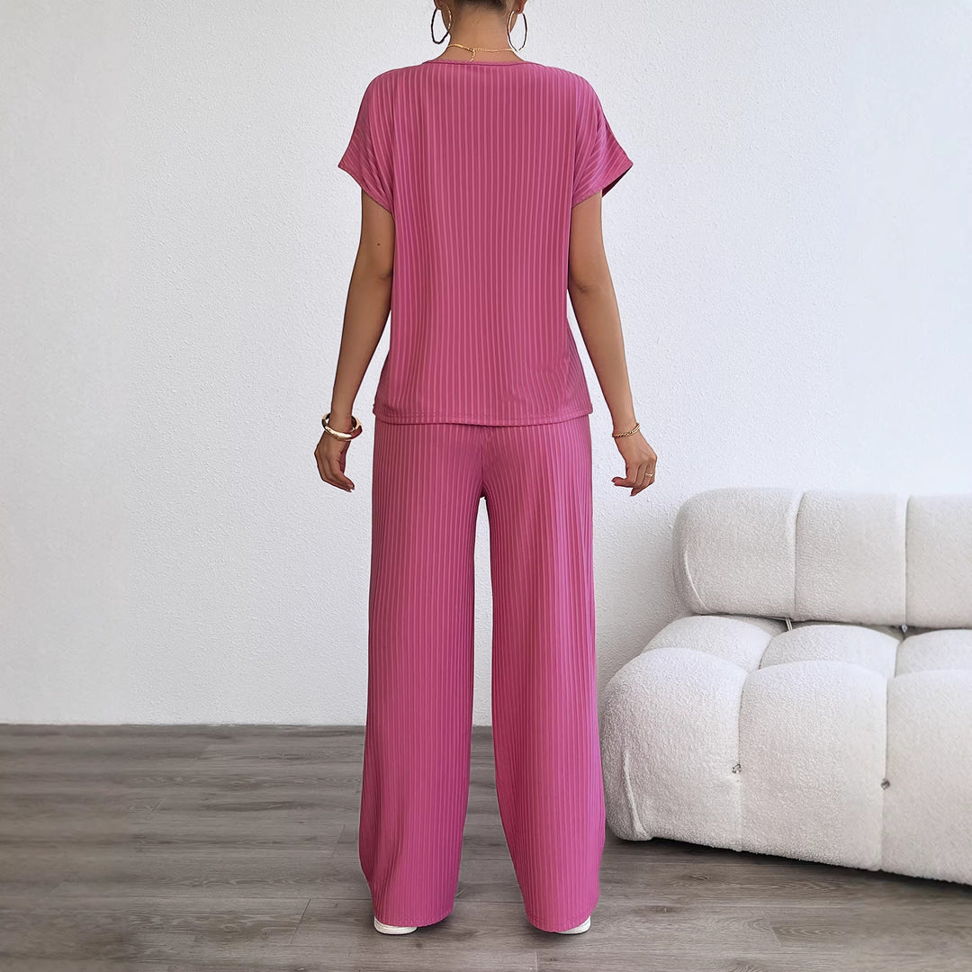 Comfortable loungewear set for women with stylish expandable details Chic & Stil