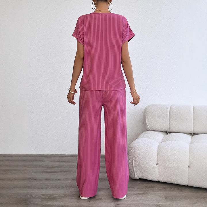Comfortable loungewear set for women with stylish expandable details Chic & Stil