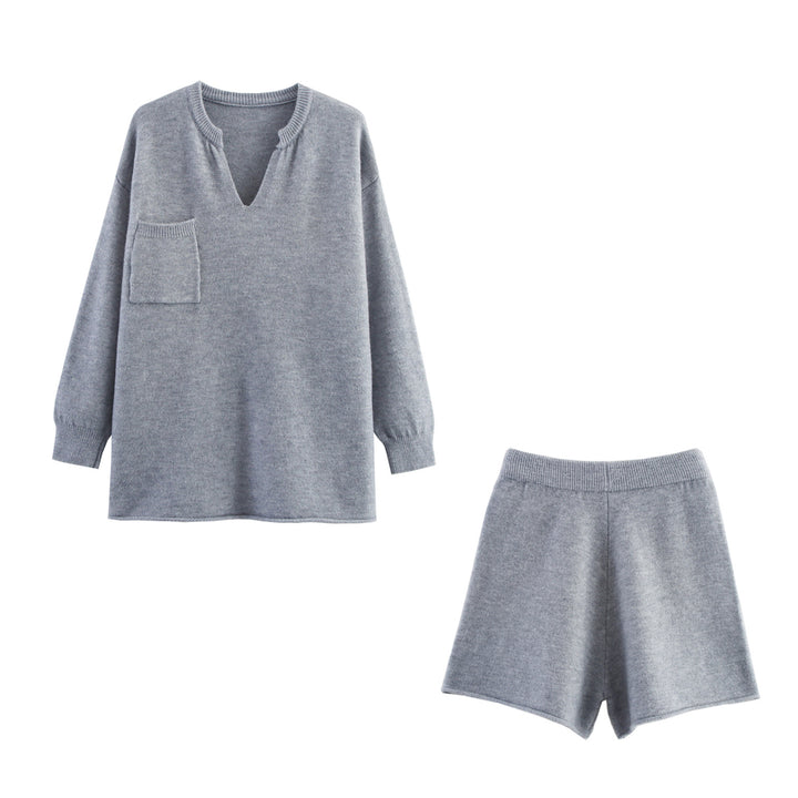 Ladies comfortable two-piece set with V-neckline and chest pocket Lune London