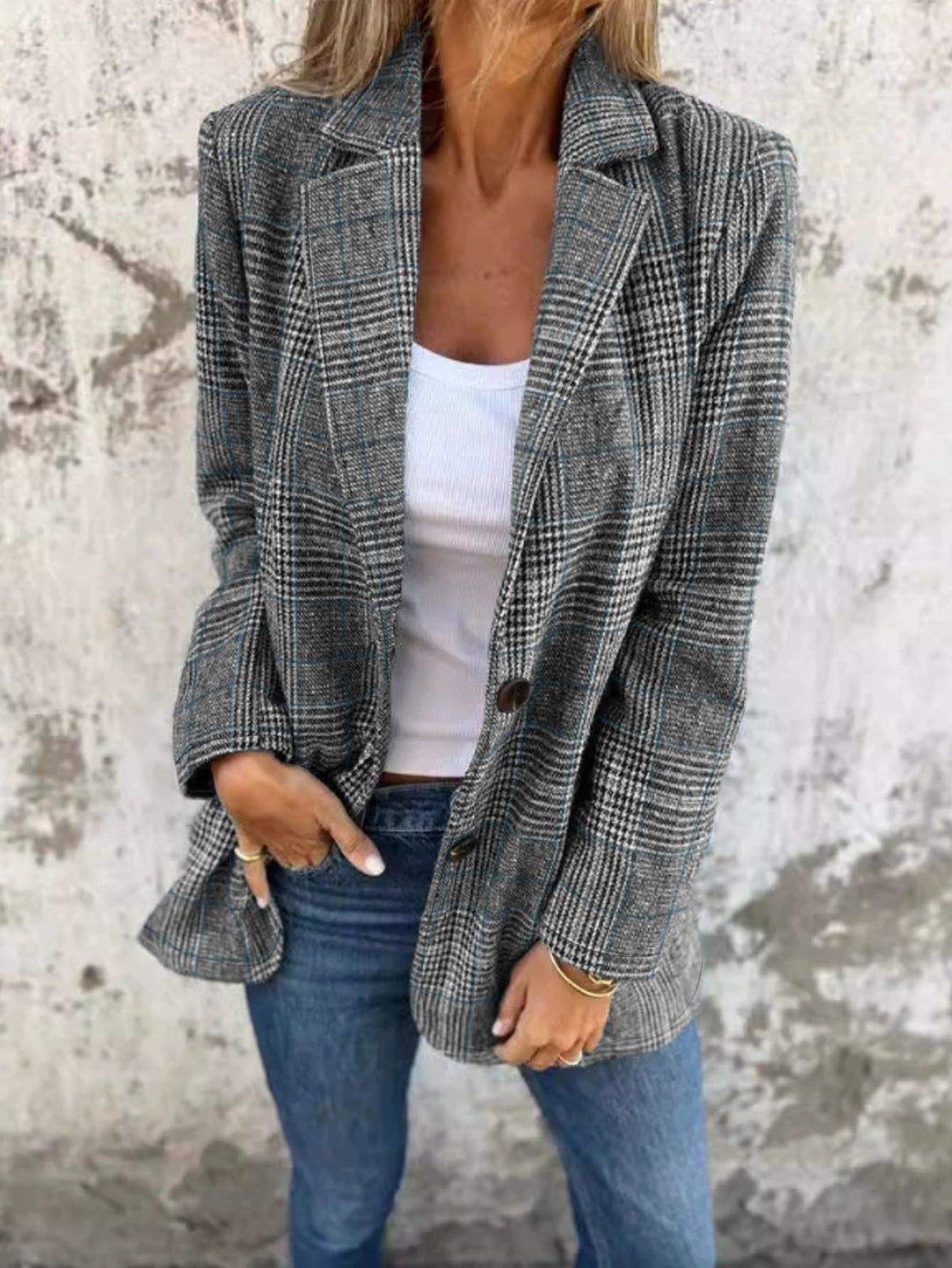 Classic fit square blazer for ladies with elegant details Lune London