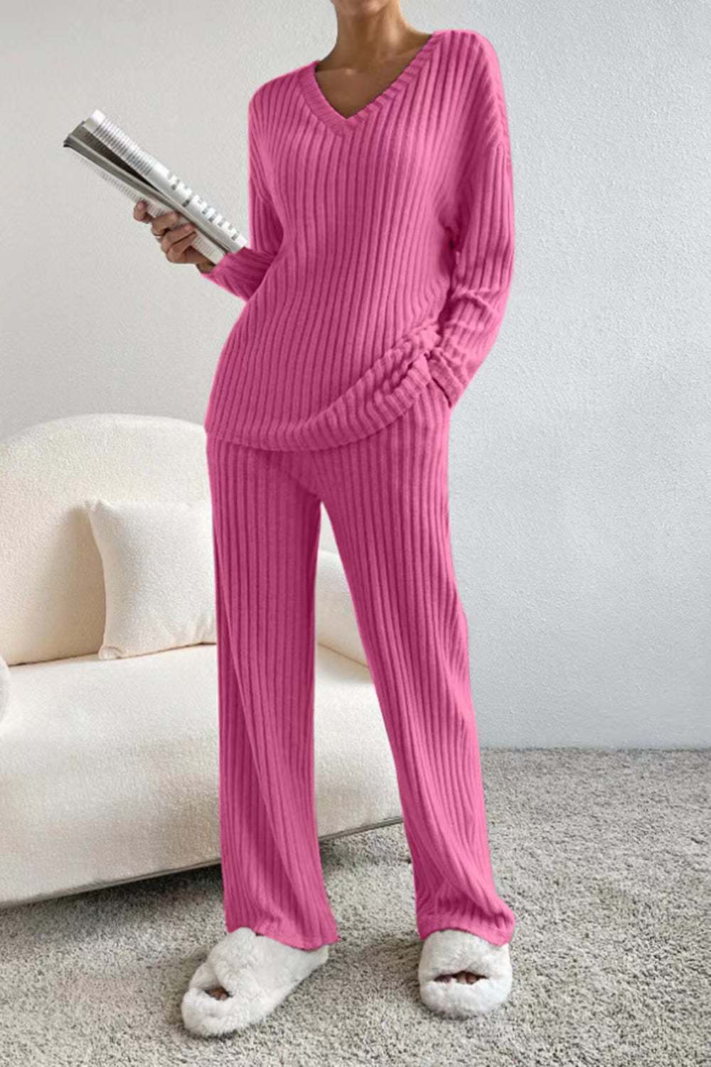 Casual knitted lounge set for women with V-neck Lune London