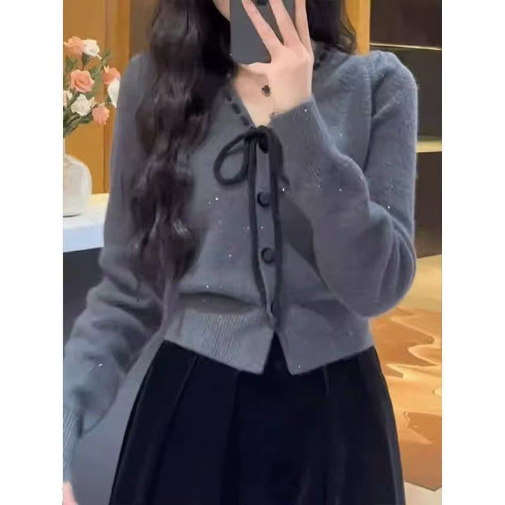 Cardigan pour femmes avec fermeture décorative à nœud et détails de bouton Chic & Stil