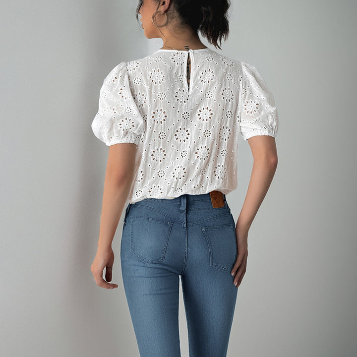 Blouse à manches bouffantes pour femmes avec des motifs floraux décoratifs et cordon de serrage Chic & Stil