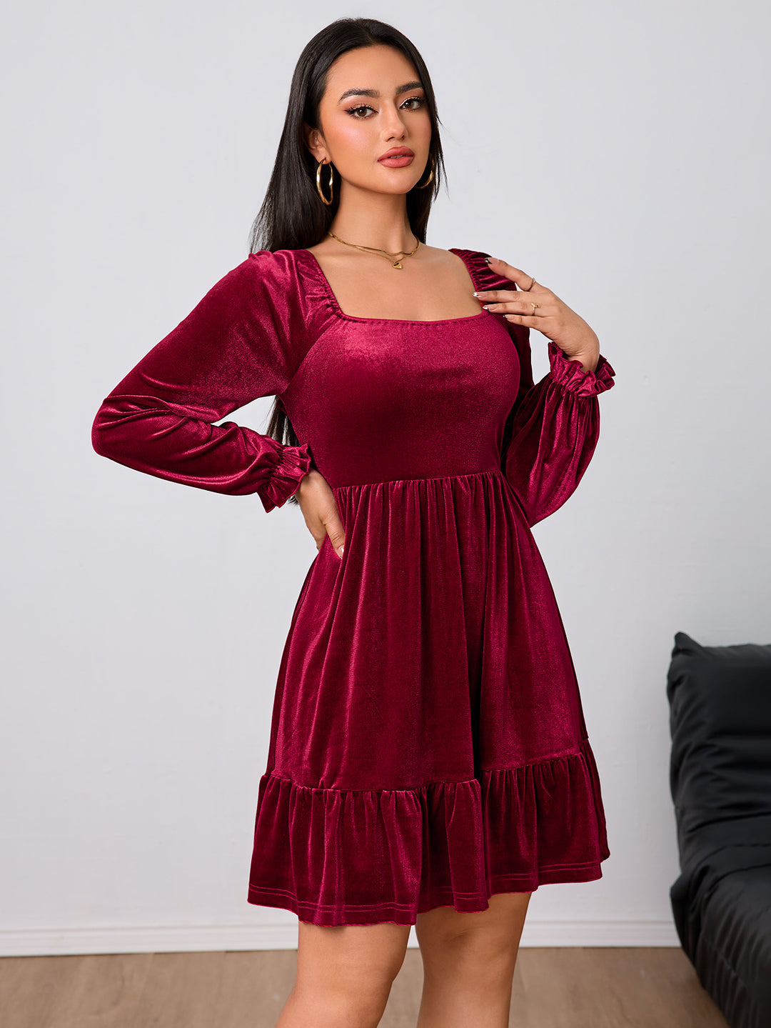Robe minime en velours pour femmes avec volants et manches bouffantes de bon goût Chic & Stil