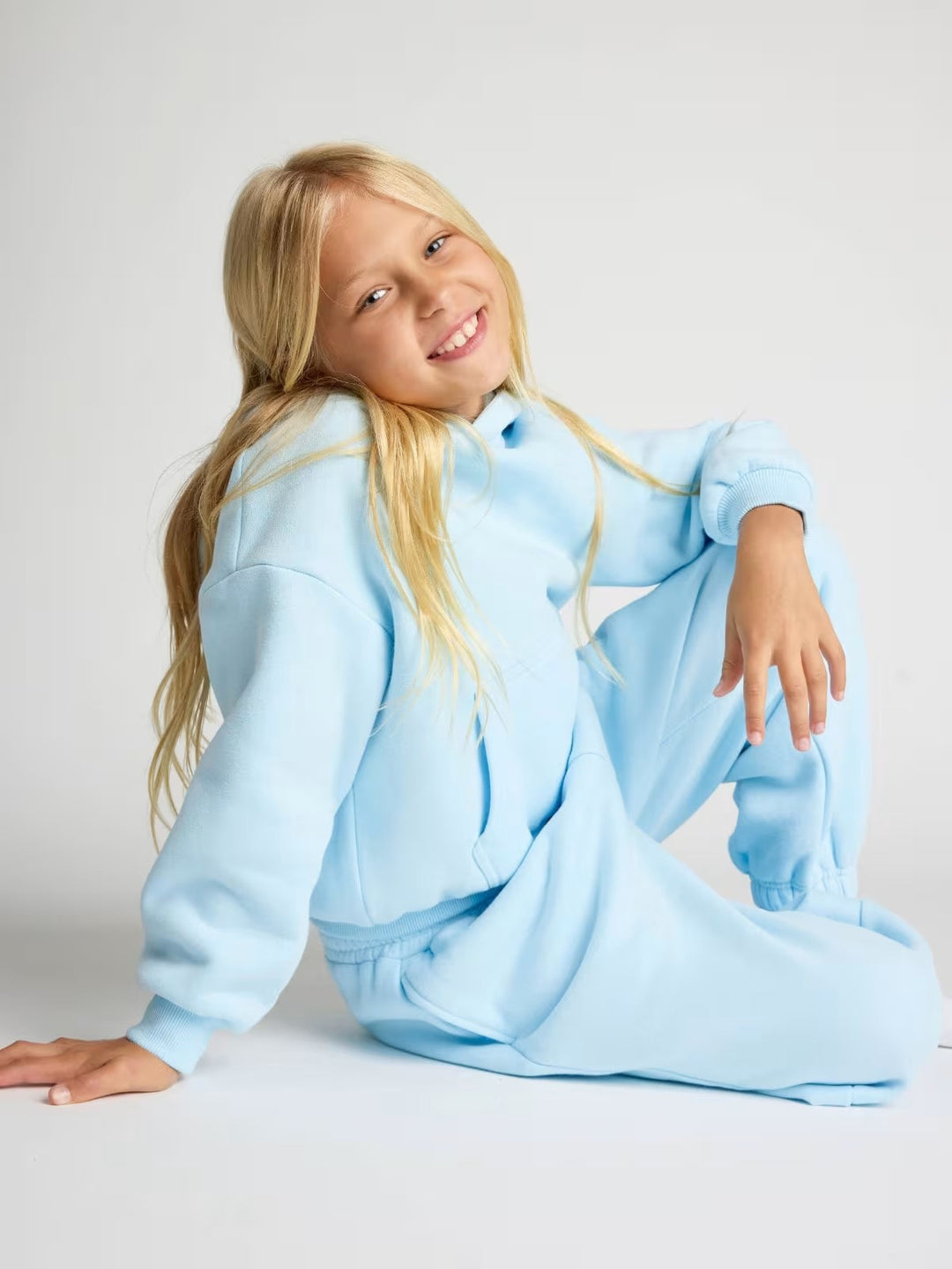 Comfortable hoodie for women with kangaroo pocket and wide sleeves Lune London