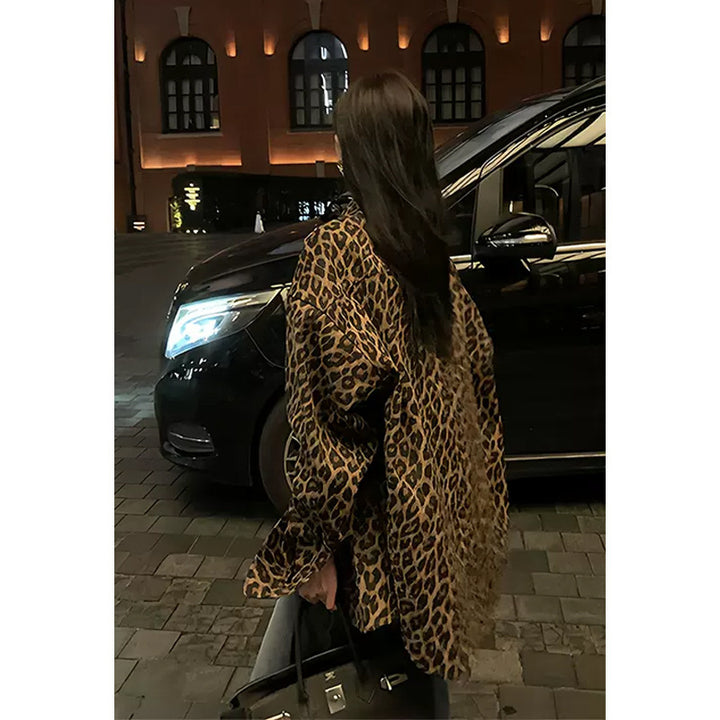 Oversized women's shirt with a trendy leopard pattern Lune London