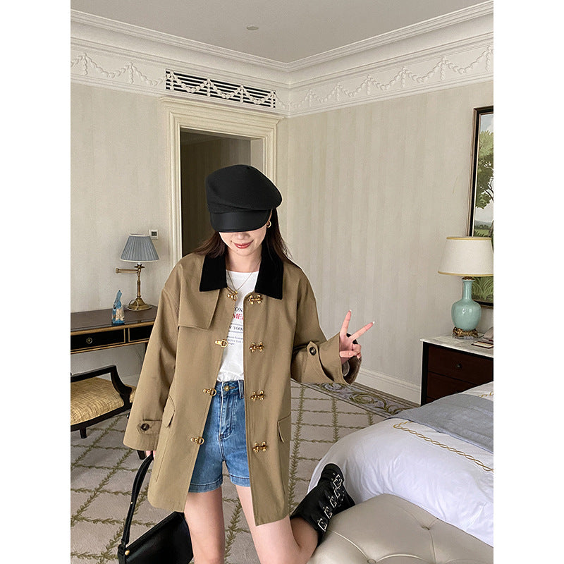 Ladies fashionable transitional jacket with decorative buttons and wide cut Chic & Stil