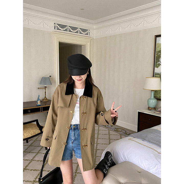Ladies fashionable transitional jacket with decorative buttons and wide cut Chic & Stil