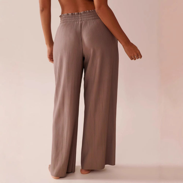 Casual pleated pants for women with elastic waistband and side pockets Lune London
