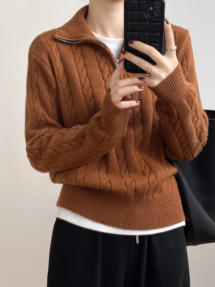 Pull en tricot pour femmes avec design en torsades et col montant moderne Chic & Stil