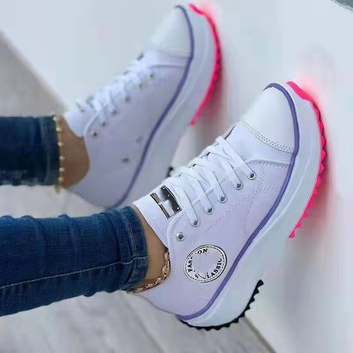 Sporty canvas sneakers for women with an urban design and rubber sole Lune London