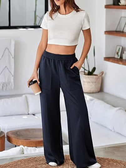Loose sports pants for women with elastic waistband and practical side pockets Lune London