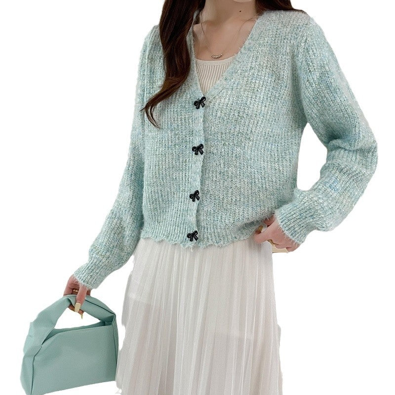 Lady cardigan with V-neck and decorative buttons Lune London