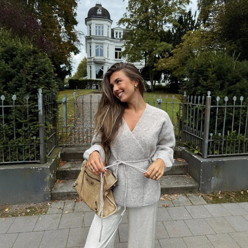 Chic and Stylish Women's Tie Sweater with Fit and Stylish Details