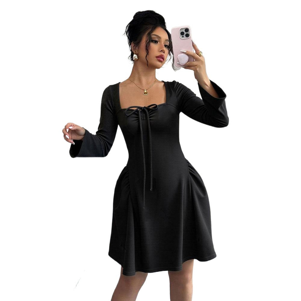 Robe féminine mi-longue avec des détails de volants raffinés et une coupe ajustée Chic & Stil