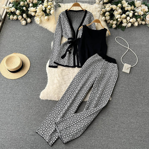 Trendy women's loungewear set with graphic pattern and relaxed fit Lune London