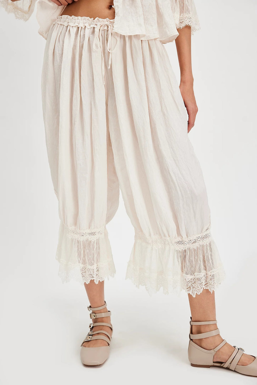 Ladies airy and elegant culotte with lace decoration Lune London